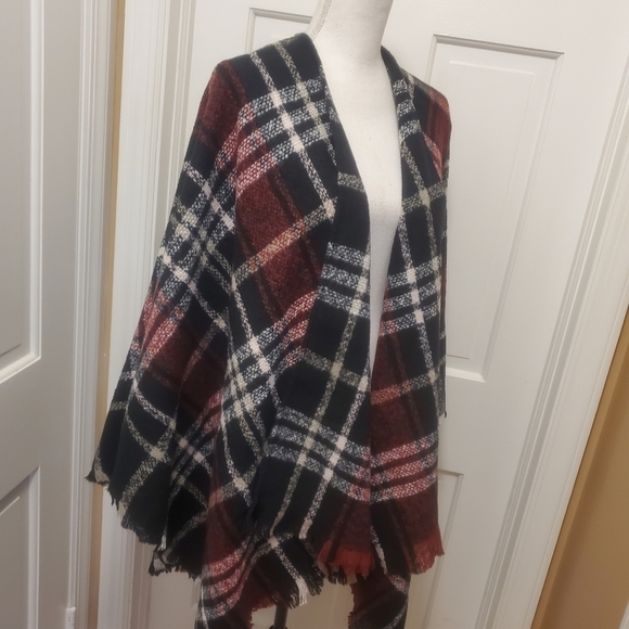 Buffalo Plaid Chunky Knit Shawl Poncho OSFM Black/Red - Picture 5 of 7
